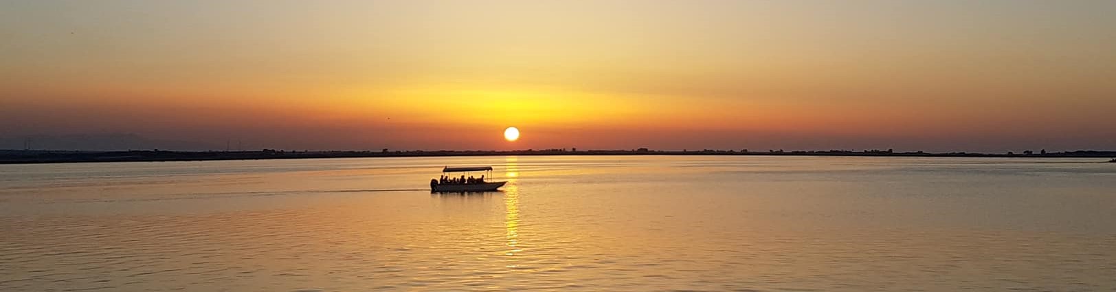 Imbarcazione In Laguna in navigazione nella Laguna di Lesina, località Acquarotta
